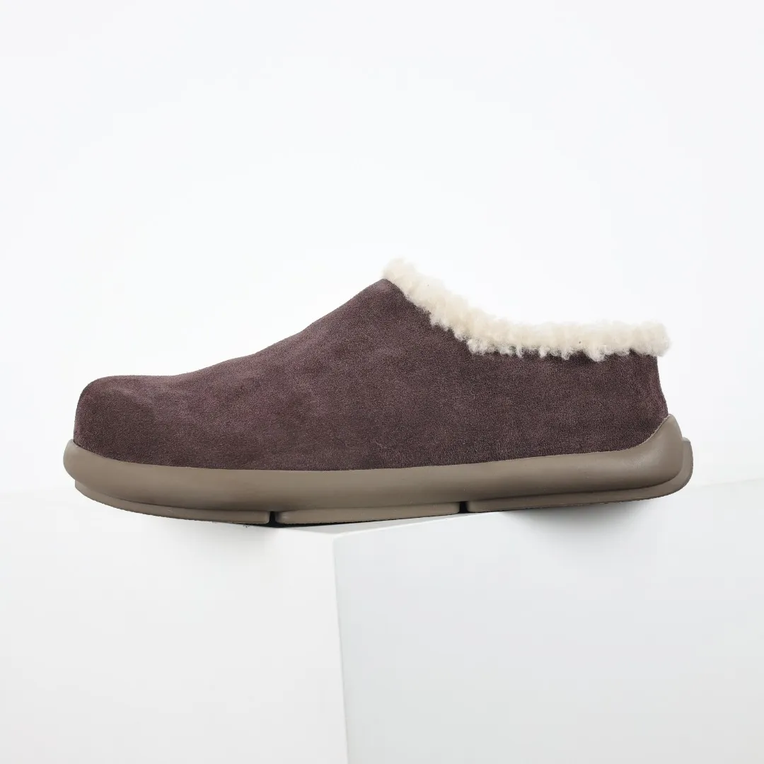 Pick up locally💰560 Core recommendation Good price Independently developed original outsole and cashmere insole to keep you warm in winter and suitable for home use. In the new year, uug launched a style series, which is partially geared towards the preferences of young consumers and has also moved to the forefront of fashion trends. Shoe body material Water-repellent coated suede upper 17 mm UGGPURE™ implanted wool insole Lightweight non-slip comfortable rubber outsole With brand LOGO trademark Comes with a full set of packaging Size: 35 36 37 38 39 40 41 42 43 44